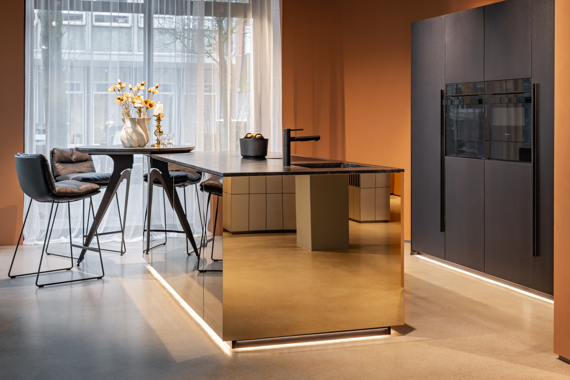 next125 Concept Store Essen – Gold Kücheninsel