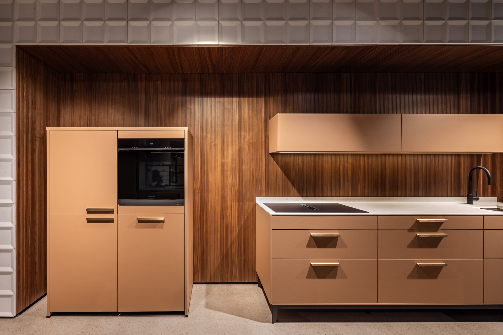 next125 Küche – Warme Fronten mit Nussbaumwandpaneel