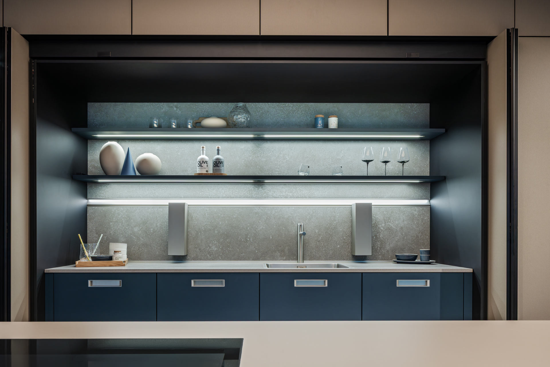 next125 Küche – Blaue Front Nahaufnahme